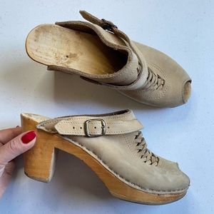 BRYR Size 39 Light Tan Suede Leather Ankle Strap Peep-toe Wooden Base Clog Heel